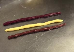 将每个面团均分成8份，然后取一份均揉成粗细一致的面条。