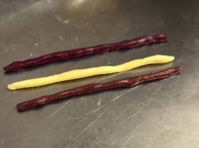 将每个面团均分成8份，然后取一份均揉成粗细一致的面条。