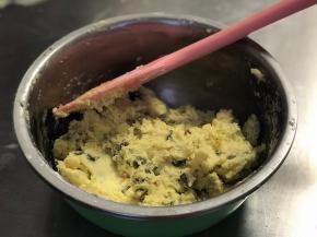 将打好的黄油均分3份: 其中一份筛入45克低粉拌匀，其余两份分别筛入45克低粉以及喜欢的色粉或色素适量，然后也依次拌匀。