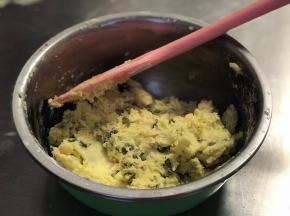 将打好的黄油均分3份: 其中一份筛入45克低粉拌匀，其余两份分别筛入45克低粉以及喜欢的色粉或色素适量，然后也依次拌匀。