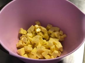 黄油切小块儿软化到一按即出坑了的程度。