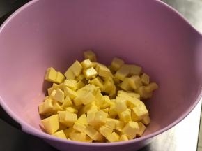 黄油切小块儿软化到一按即出坑了的程度。