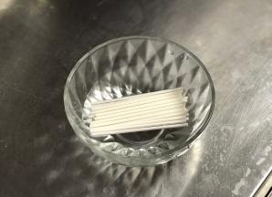 棒棒糖纸棒或竹签提前用清水洗净然后浸泡2分钟以免烤制时上色。