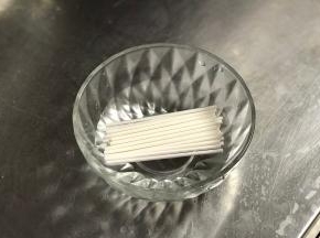 棒棒糖纸棒或竹签提前用清水洗净然后浸泡2分钟以免烤制时上色。