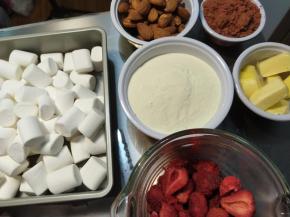 首先称量好全部的材料。