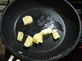 不沾锅加入黄油。