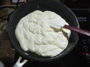 继续小火，慢慢的把棉花糖全部融化。