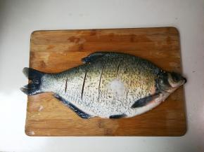 鳊鱼刮去鱼鳞去掉鱼肠鱼鳃洗净，表面划切数刀，用一小勺盐里外抹匀腌制二十分钟