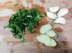 姜切片，蒜瓣剥去皮拍松，香菜洗净切碎