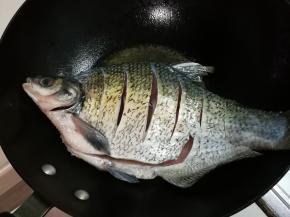 热锅热油放入鳊鱼大火煎至金黄，晃动锅，鳊鱼在锅中移动再翻面煎