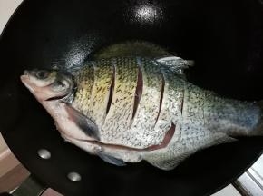 热锅热油放入鳊鱼大火煎至金黄，晃动锅，鳊鱼在锅中移动再翻面煎