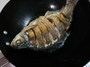 翻面煎至金黄