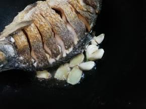 放入姜片，蒜瓣