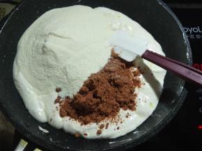 倒入奶粉跟草莓粉。