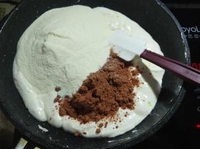 倒入奶粉跟草莓粉。