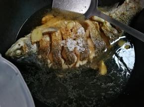 放入和鳊鱼平齐的温水烧开