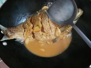 转小火烧至汤汁收干