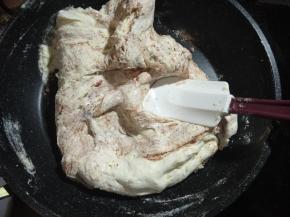 从外向内，一点点压拌均匀。