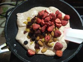 倒入各种水果干、坚果、草莓脆。