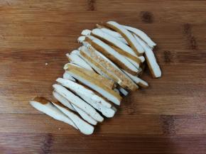 香干清洗沥掉水，切成条