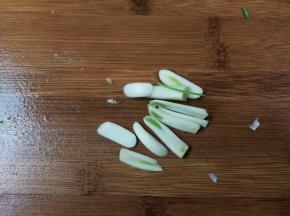 蒜瓣剥去皮切成片