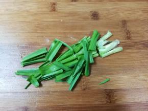 青蒜洗净切成段