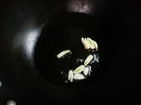 热锅凉油放入蒜片煎出香味