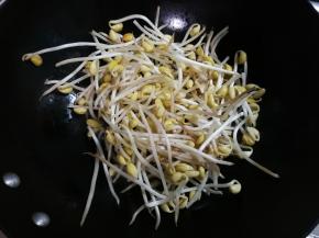 放入黄豆芽翻炒至软