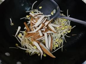 放入香干翻炒片刻