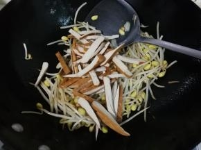 放入香干翻炒片刻
