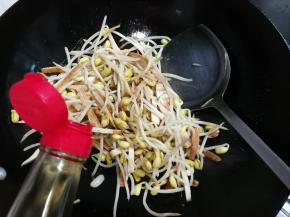 放入一勺生抽翻炒均匀