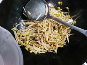 有点干，在锅边淋入少许热水烧开