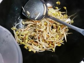 有点干，在锅边淋入少许热水烧开
