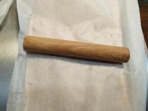 垫上一张油纸，擀面杖擀平，然后冷却。