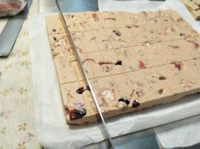 待牛轧糖冷却后，脱模，准备切块。