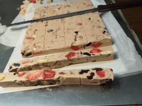 使用这种带纹路的模具可以直接切块。