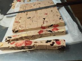 使用这种带纹路的模具可以直接切块。