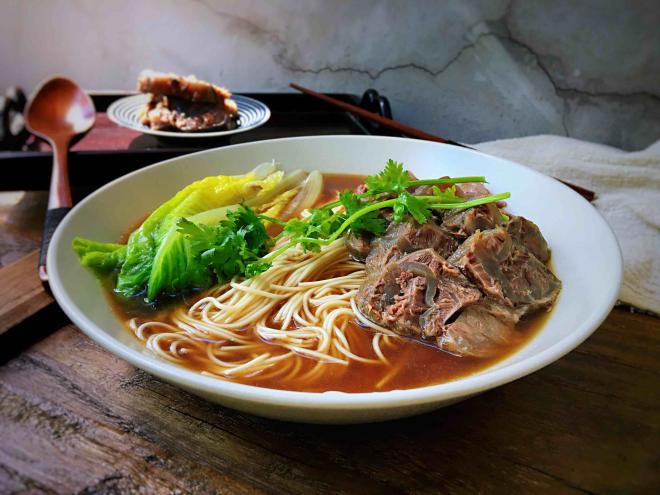 暖身营养牛肉汤面