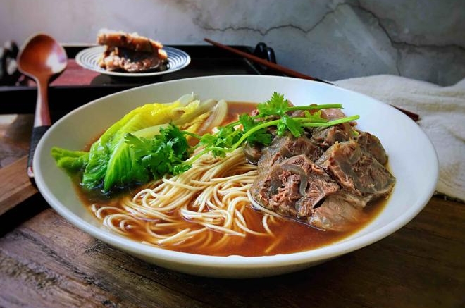 暖身营养牛肉汤面