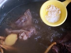 时间到，加盐，味精鸡精，继续小火焖煮四十分钟