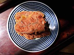 将牛腿肉按照自己的习惯切厚片