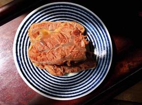 将牛腿肉按照自己的习惯切厚片