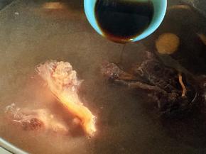 最后加入生抽，关火焖三十分钟