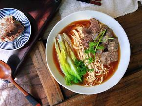 面煮熟，浇上牛肉汤，再加上一些自己喜欢的青菜，多多的加上软嫩鲜香的牛肉，营养美味的牛肉汤面就做好了！