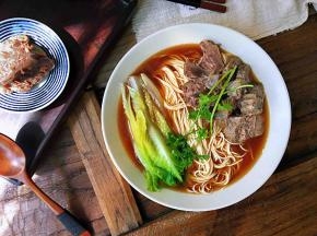 面煮熟，浇上牛肉汤，再加上一些自己喜欢的青菜，多多的加上软嫩鲜香的牛肉，营养美味的牛肉汤面就做好了！