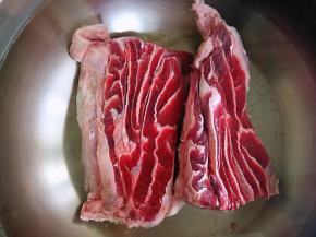 挑选鲜嫩的牛腿肉，提前二小时冷水浸泡血水，中间换一次水