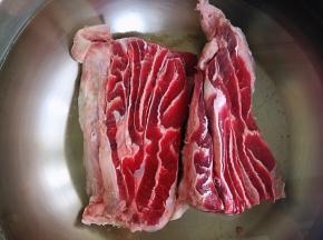 挑选鲜嫩的牛腿肉，提前二小时冷水浸泡血水，中间换一次水