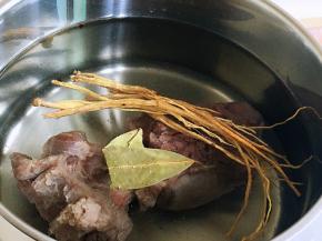 加入沙参、香叶、黄芪粉、桂皮、丁香、姜片大火煮开，转小火焖煮一个小时