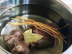 加入沙参、香叶、黄芪粉、桂皮、丁香、姜片大火煮开，转小火焖煮一个小时