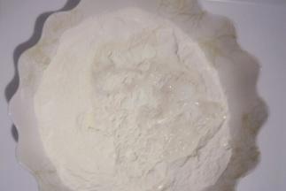 把牛奶倒入面粉中